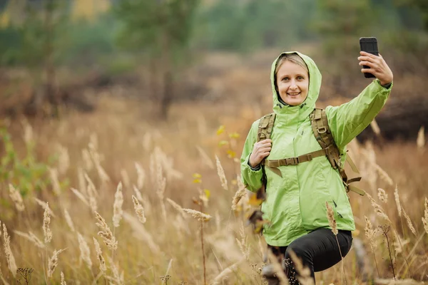 Voyageur femme prend selfie en forêt — Photo