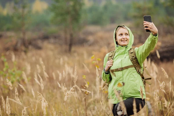 Voyageur femme prend selfie en forêt — Photo