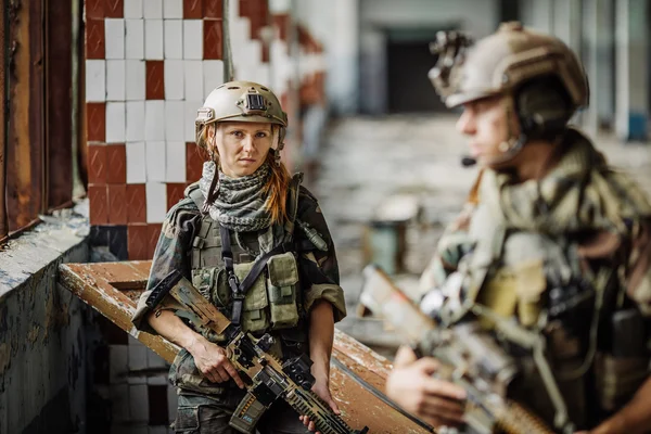 Mulher soldado membro do esquadrão ranger — Fotografia de Stock