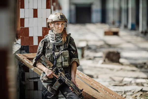 Vrouw soldaat lid van ranger squad — Stockfoto