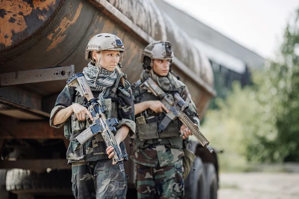Mujer soldado miembro del escuadrón de guardabosques — Foto de Stock