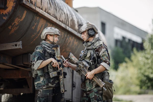 Mujer soldado miembro del escuadrón de guardabosques — Foto de Stock