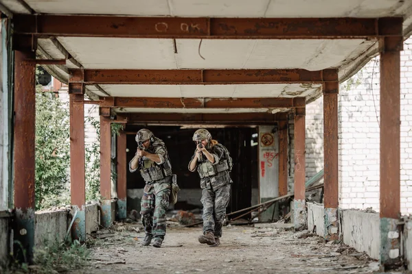 Femme soldat membre de l'escouade de rangers — Photo