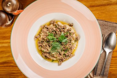 Yulaf lapası et et ve süt ile