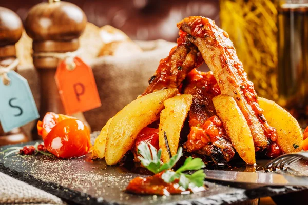 Barbecue pork spareribs with tomato and potato — Stock Photo, Image