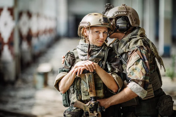 Ranger a jeho žena v areálu bojiště — Stock fotografie