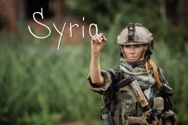 kadın asker marker şeffaf cam üzerine yazar.