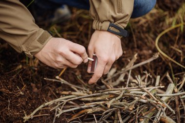 genç adam yaz ahşap yangın kindles
