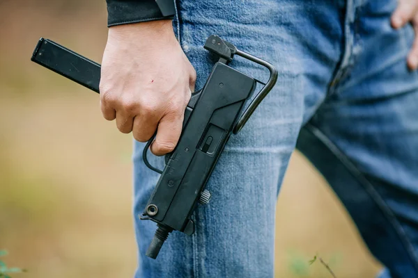 Hombre sosteniendo una ametralladora — Foto de Stock