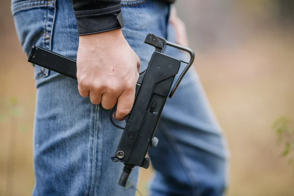 Hombre sosteniendo una ametralladora — Foto de Stock