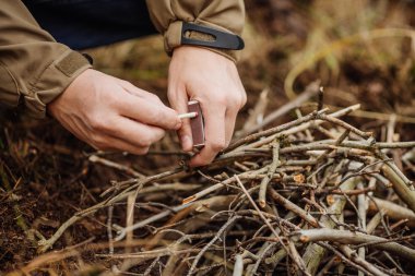 genç adam yaz ahşap yangın kindles