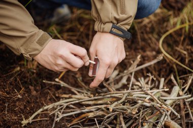 genç adam yaz ahşap yangın kindles