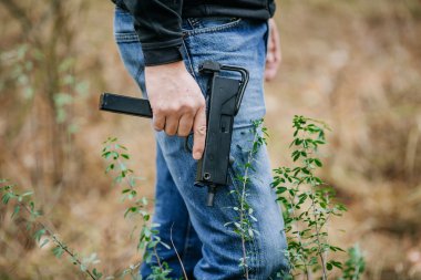 Bir hafif makineli silah tutan adam