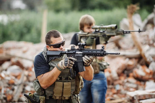 Contratista militar privado en patrulla en ciudad destruida — Foto de Stock