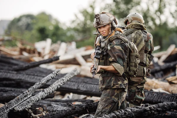 Contratista militar privado en patrulla en ciudad destruida — Foto de Stock