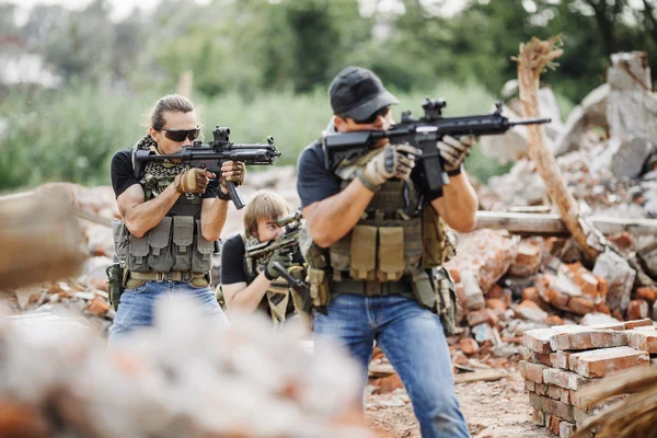 Private Military aannemer op patrouille in verwoeste stad — Stockfoto