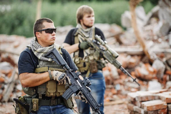 Contratista militar privado en patrulla en ciudad destruida — Foto de Stock