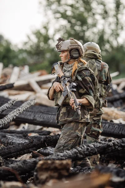 Privát katonai vállalkozó a járőr az elpusztult város — Stock Fotó