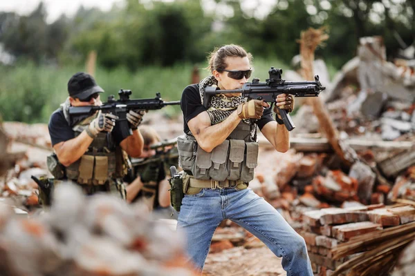 Contratante militar privado em patrulha em cidade destruída — Fotografia de Stock