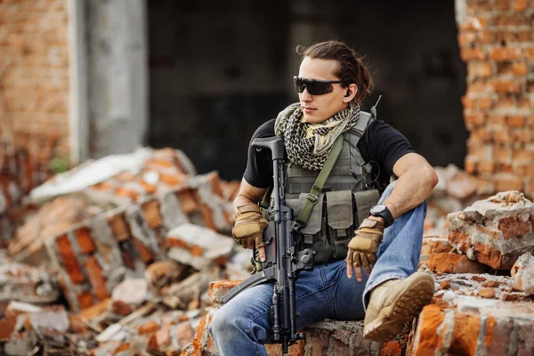 Private Military aannemer op patrouille in verwoeste stad — Stockfoto