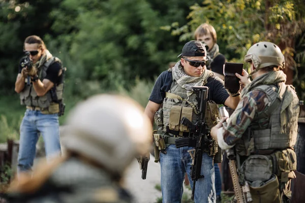 Private Military Contractor inspect the documents on blocked — Stock Photo, Image