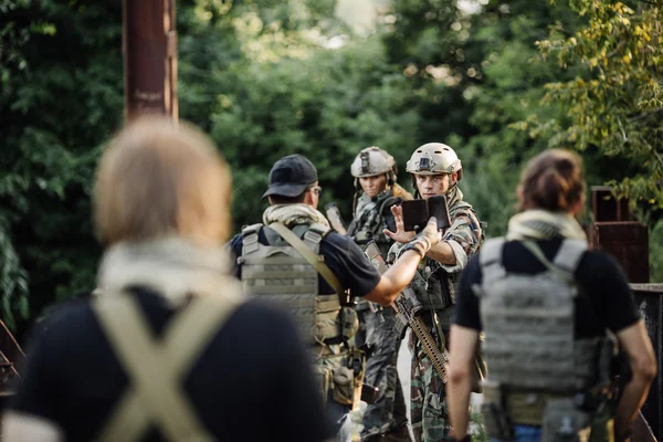 Приватний військовий підрядник перевіряє документи на заблокованих — стокове фото