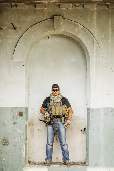 Частный военный подрядчик патрулирует разрушенный город — стоковое фото
