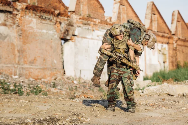 Приватний військовий підрядник під час рятувальної операції — стокове фото