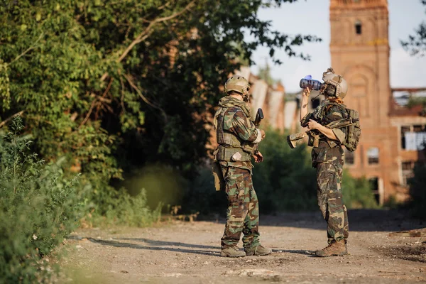 Deux rangers parlent et boivent de l'eau — Photo