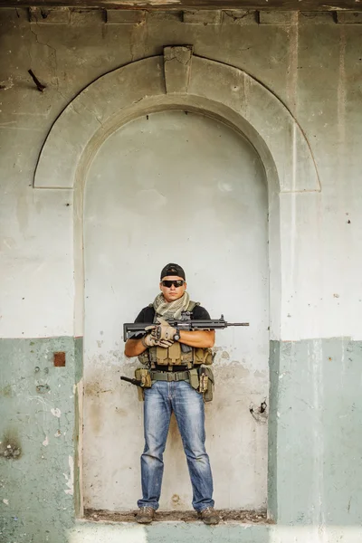 Private Military Contractor on patrol in destroyed city — Stock Photo, Image