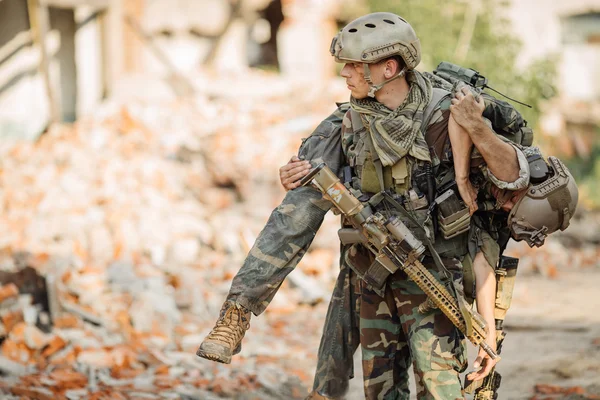 Contratante militar privado durante a operação de salvamento — Fotografia de Stock