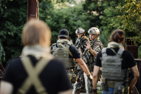 Приватний військовий підрядник перевіряє документи на заблокованих — стокове фото