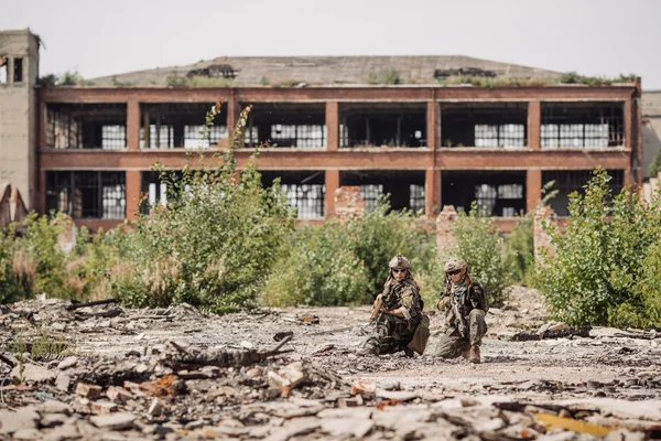 Contratante militar privado em patrulha em cidade destruída — Fotografia de Stock