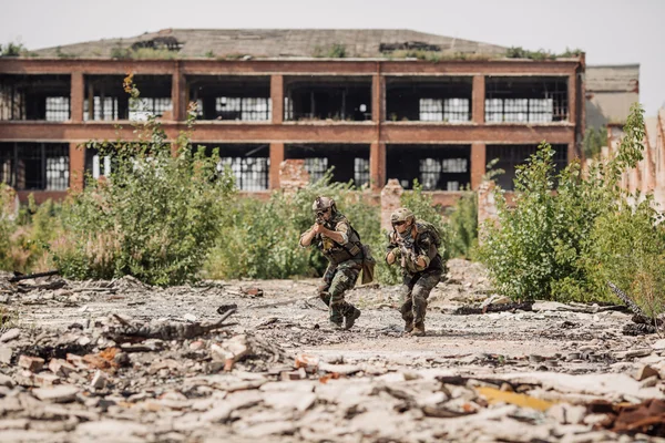 Prywatnych agentów wojskowych na patrol w zniszczone miasto — Zdjęcie stockowe