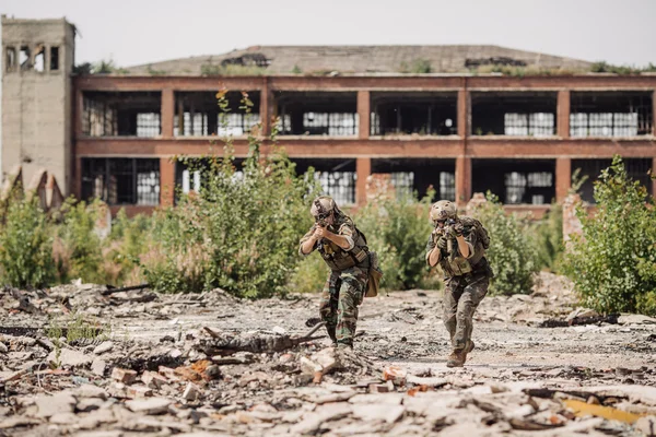 Частный военный подрядчик патрулирует разрушенный город — стоковое фото