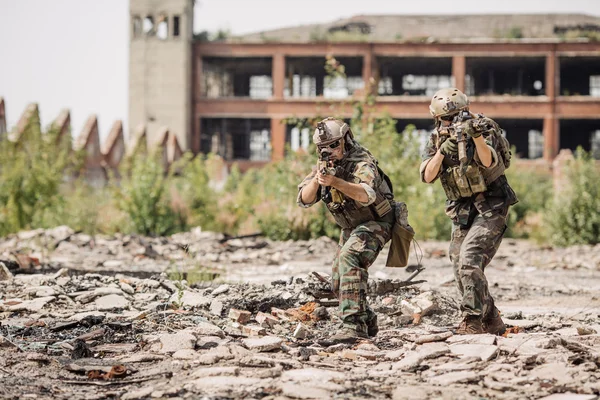 Entrepreneur militaire privé en patrouille dans la ville détruite — Photo