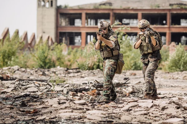 Частный военный подрядчик патрулирует разрушенный город — стоковое фото