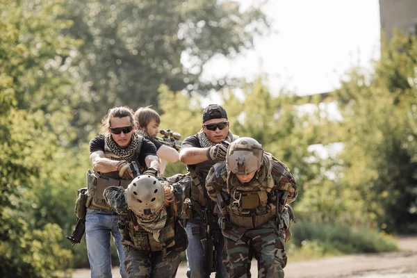 Terroristen nehmen Militärsoldaten als Geiseln — Stockfoto