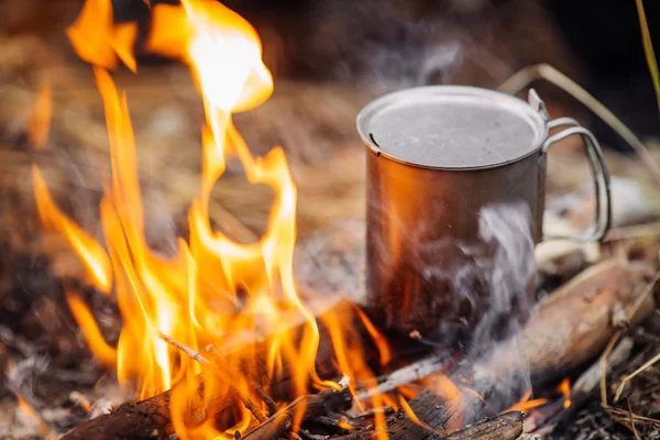 Travel titanium cup on wood on forest background. Lunch during t — Stock Photo, Image