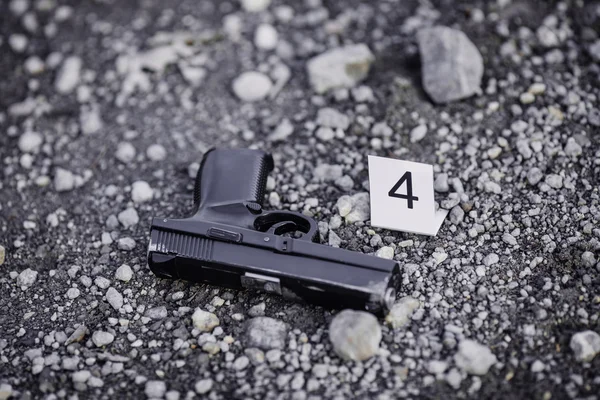 Vyšetřování scéna zločinu-černá pistole důkazy — Stock fotografie