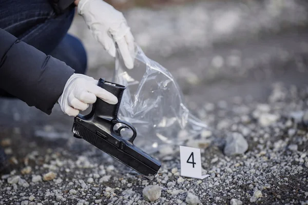 Investigação da cena do crime - coletando pistola no caminho — Fotografia de Stock