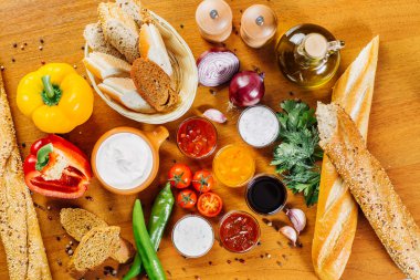 Taze çeşitli baharat ve soslar Ahşap mutfak masa üzerinde