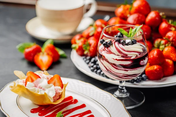 Blueberry moose with mint and fresh berries in glasses — Stock Photo, Image