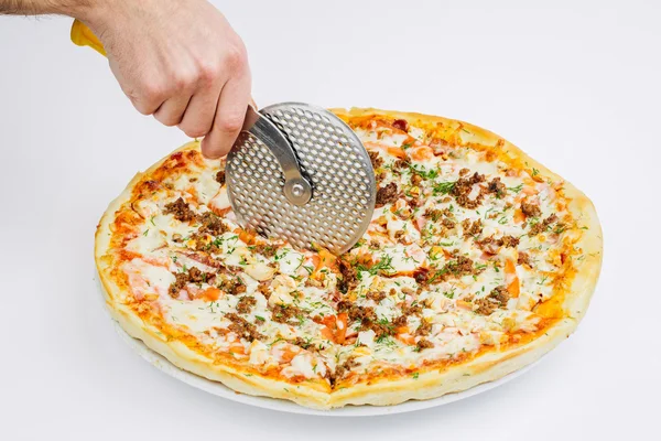 Corte de pizza aislado en blanco — Foto de Stock