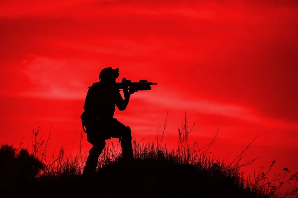 Silhouette eines Soldaten mit Gewehr — Stockfoto