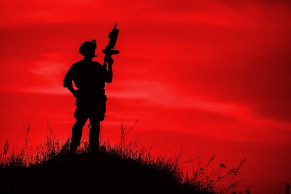 Silhouette of soldier with rifl — Stock Photo, Image