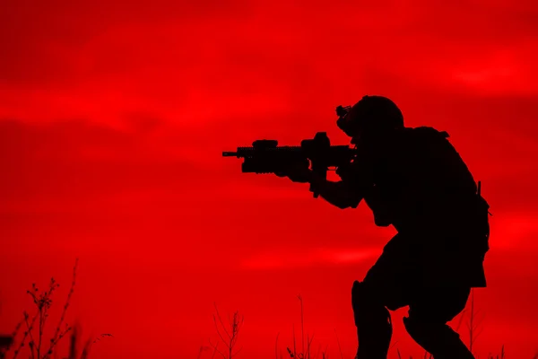 Silhouette de soldat avec fusil — Photo