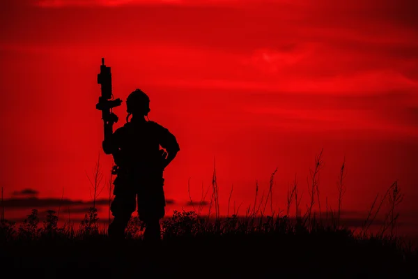 Silhouette eines Soldaten mit Gewehr — Stockfoto