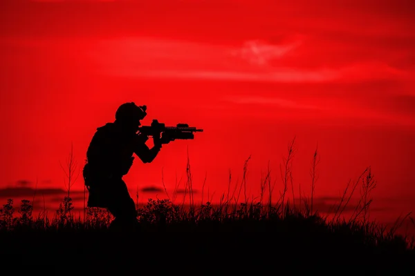 Silhouette of soldier with rifl — Stock Photo, Image