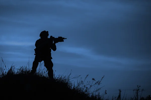 Силуэт солдата с винтовкой — стоковое фото